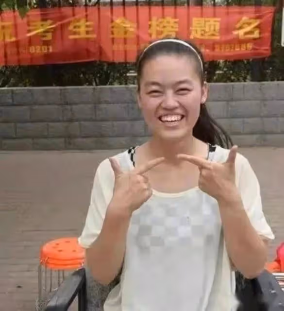 紀實河南女孩王娟6歲失去雙腿,單手爬行12年考入名校,如今怎樣