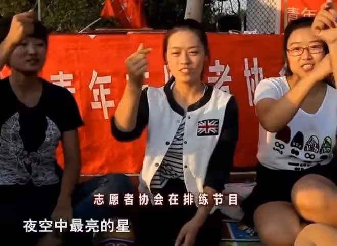 紀實河南女孩王娟6歲失去雙腿,單手爬行12年考入名校,如今怎樣