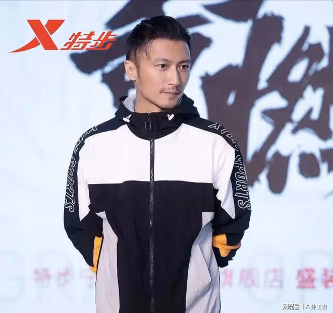 特步千金婚禮!乾爹謝霆鋒出席,穿搭隨意頻黑臉,曾免費代言22年