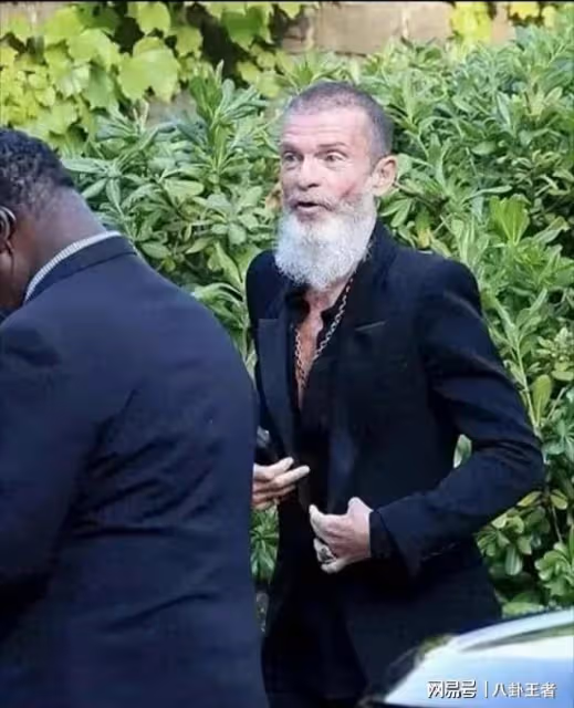 章子怡前男友近照曝光!暴瘦成骷髏架子,59歲像80歲充滿老人味