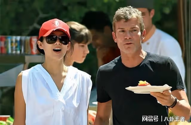 章子怡前男友近照曝光!暴瘦成骷髏架子,59歲像80歲充滿老人味