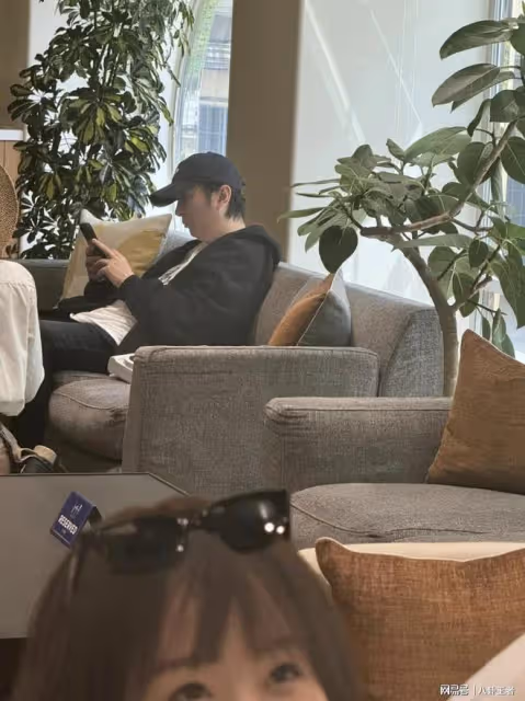 未婚生子?王思聰日本買童裝,穿700元外套,新女友是虞書欣閨蜜