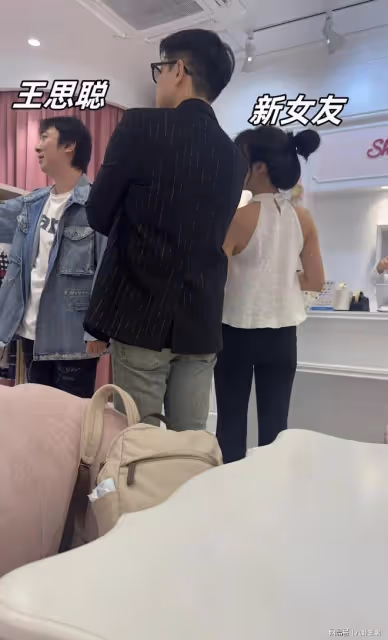 未婚生子?王思聰日本買童裝,穿700元外套,新女友是虞書欣閨蜜