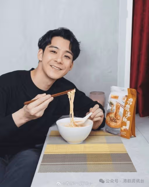 前TVB小生曬餅印母子照！媽媽曾傳跪求大師為子點燈續命