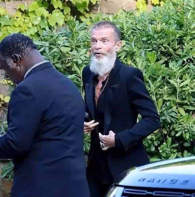 章子怡前男友近照!58歲老得像70,二人海邊疊羅漢,曝81張私密照