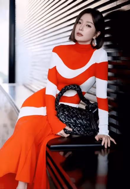 44歲秦嵐美照曝光！時尚穿搭非常搶鏡，身姿曼妙、潤味十足
