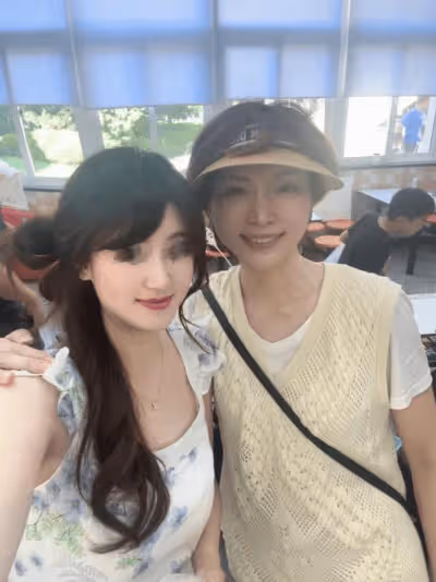 董卿和baby現身兒子學校義賣!baby全妝珠寶弔帶,董卿素顏質樸