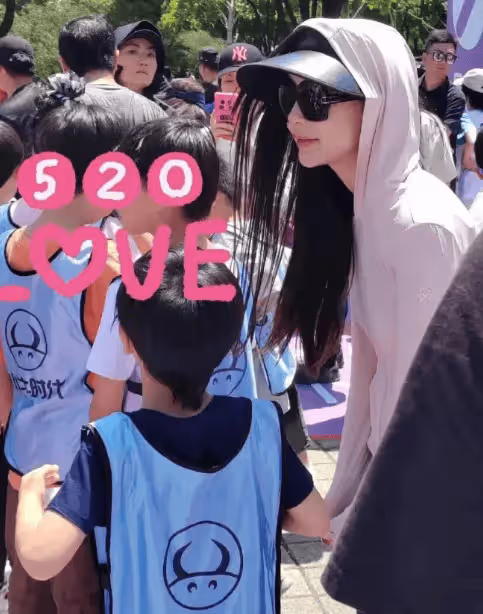 董卿和baby現身兒子學校義賣!baby全妝珠寶弔帶,董卿素顏質樸