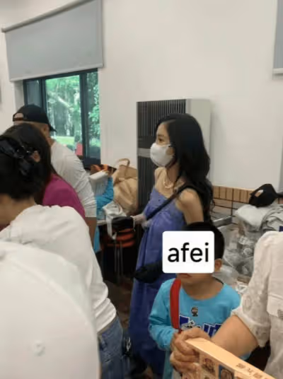 董卿和baby現身兒子學校義賣!baby全妝珠寶弔帶,董卿素顏質樸