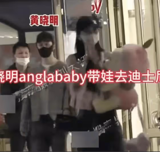 董卿和baby現身兒子學校義賣!baby全妝珠寶弔帶,董卿素顏質樸