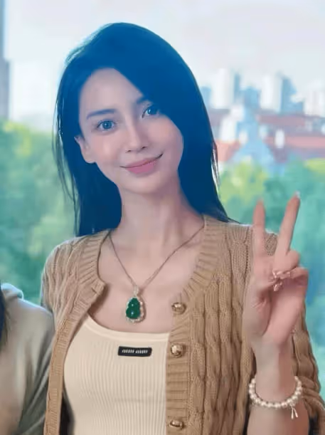 董卿和baby現身兒子學校義賣!baby全妝珠寶弔帶,董卿素顏質樸