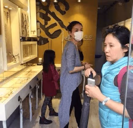 王菲和小10歲謝霆鋒在一起總被罵,李嫣說了這兩句話