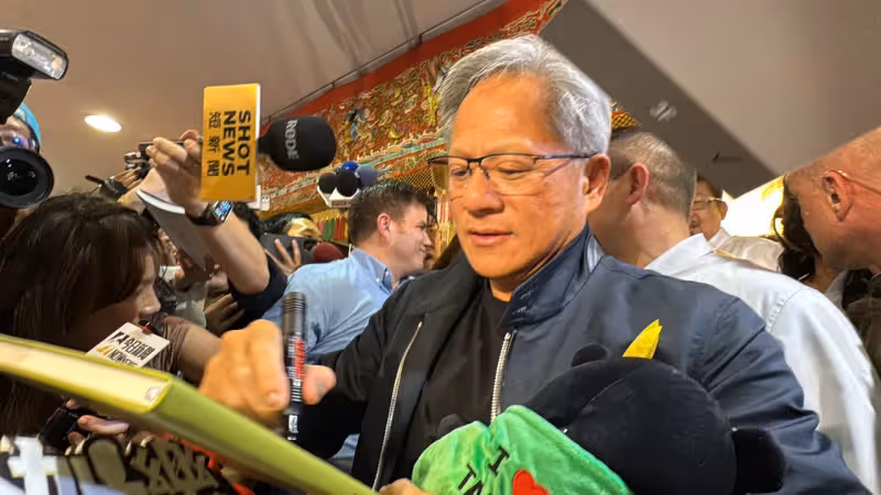 狗仔直擊｜黃仁勳離台讀秒！狂簽15分鐘300粉暴動　雞排妹OL裝也瘋狂