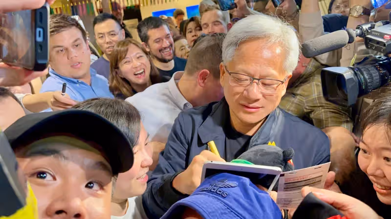 狗仔直擊｜黃仁勳離台讀秒！狂簽15分鐘300粉暴動　雞排妹OL裝也瘋狂
