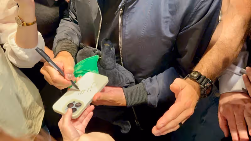 狗仔直擊｜黃仁勳離台讀秒！狂簽15分鐘300粉暴動　雞排妹OL裝也瘋狂