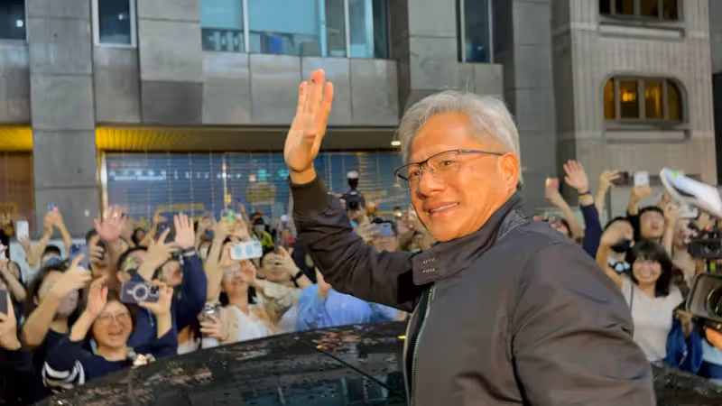 狗仔直擊｜黃仁勳離台讀秒！狂簽15分鐘300粉暴動　雞排妹OL裝也瘋狂