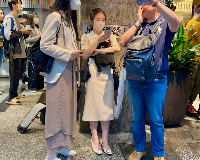 狗仔直擊｜黃仁勳離台讀秒！狂簽15分鐘300粉暴動　雞排妹OL裝也瘋狂