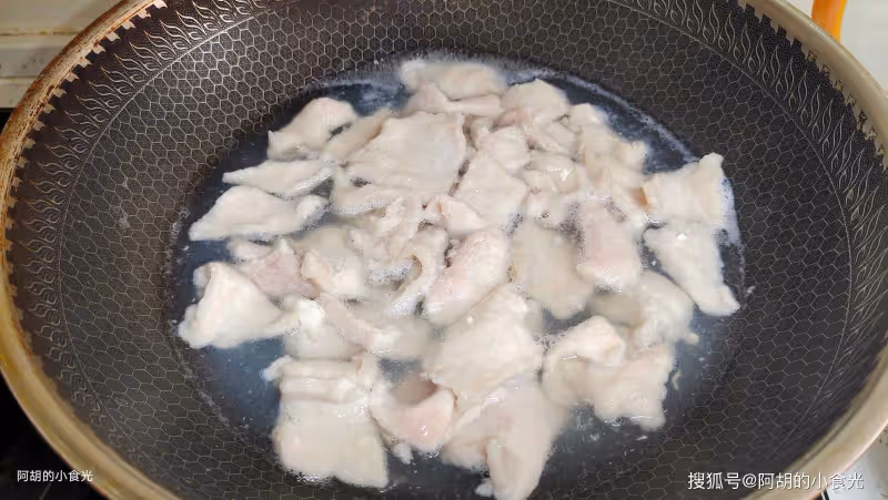 豆腐和它完美一對,花錢不多吃硬菜!一炒一燜口味勁爆,引爆你的味蕾、特嫩口