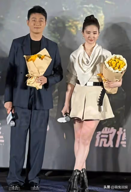 37歲劉亦菲近照:出席新劇活動,臉型太完美了,穿短裙被指腿粗