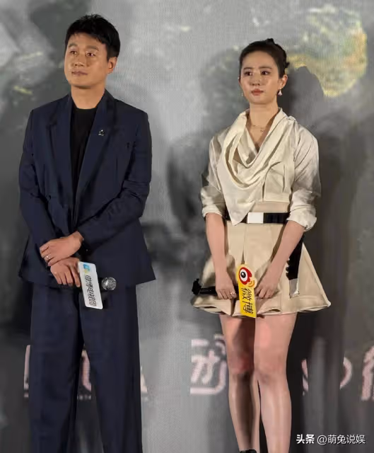 37歲劉亦菲近照:出席新劇活動,臉型太完美了,穿短裙被指腿粗