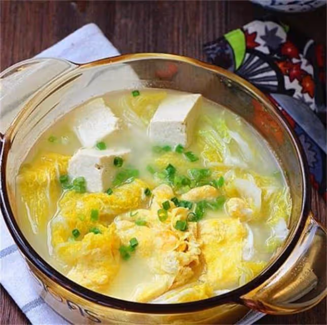 白菜豆腐湯這樣做,湯色濃白,味道鮮美,秋冬喝上一碗全身暖和