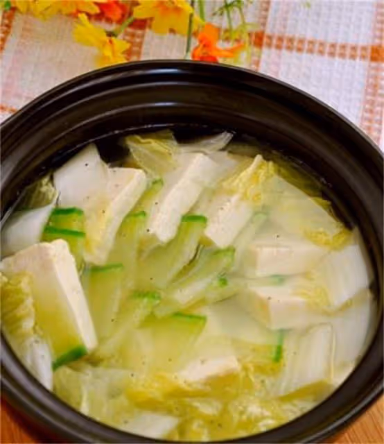 白菜豆腐湯這樣做,湯色濃白,味道鮮美,秋冬喝上一碗全身暖和