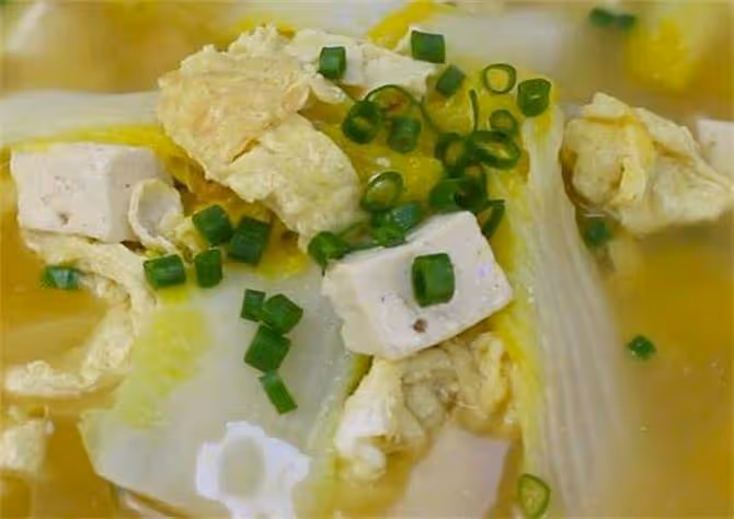白菜豆腐湯這樣做,湯色濃白,味道鮮美,秋冬喝上一碗全身暖和