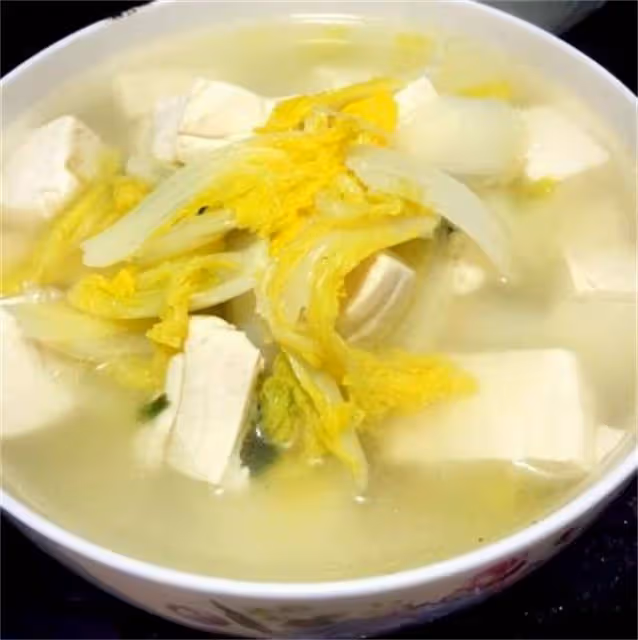 白菜豆腐湯這樣做,湯色濃白,味道鮮美,秋冬喝上一碗全身暖和