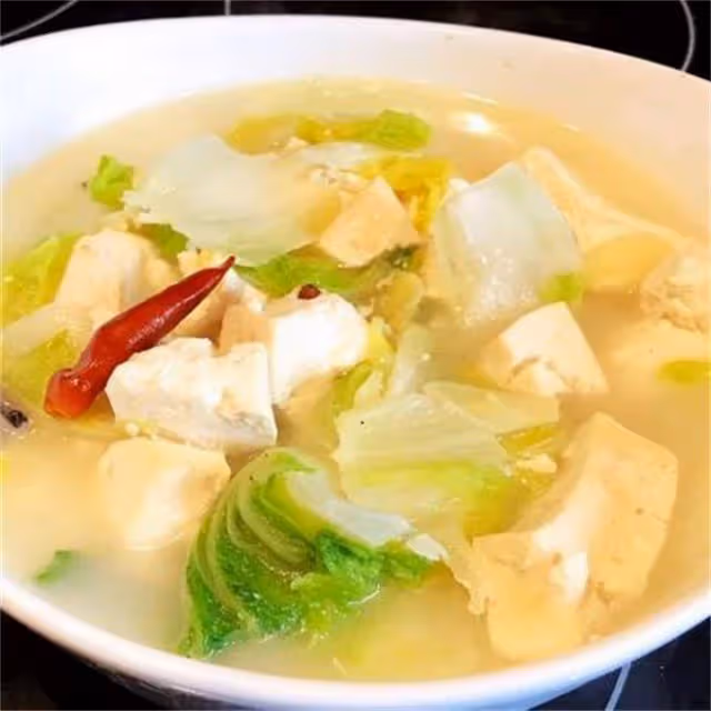 白菜豆腐湯這樣做,湯色濃白,味道鮮美,秋冬喝上一碗全身暖和