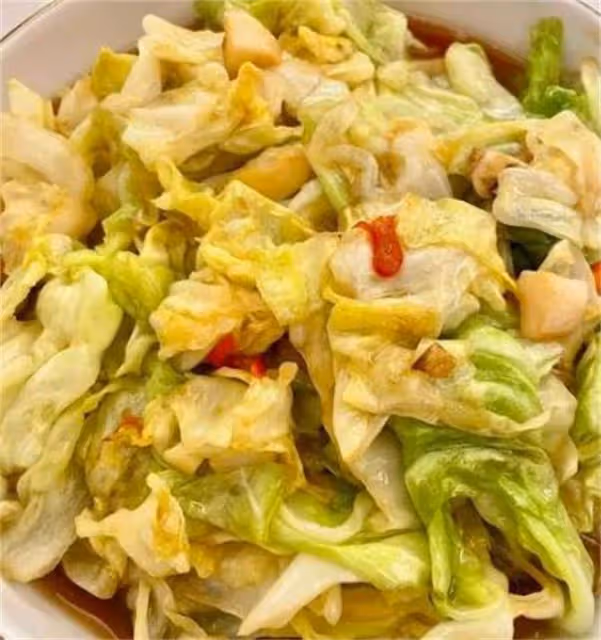 手撕包菜有人焯水有人過油,其實都錯了,大廚教你正確做法