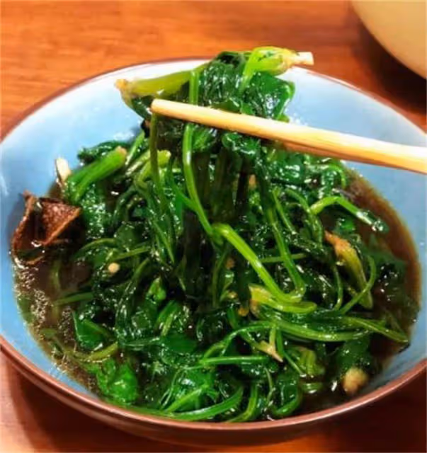 涼拌菠菜怎麼做好吃?學會關鍵的涼拌訣竅,做出不輸飯店的涼菜