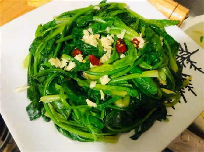 涼拌菠菜怎麼做好吃?學會關鍵的涼拌訣竅,做出不輸飯店的涼菜