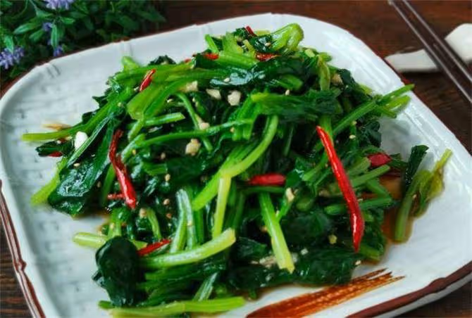 涼拌菠菜怎麼做好吃?學會關鍵的涼拌訣竅,做出不輸飯店的涼菜