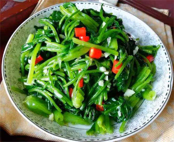 涼拌菠菜怎麼做好吃?學會關鍵的涼拌訣竅,做出不輸飯店的涼菜