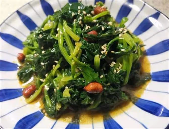 涼拌菠菜怎麼做好吃?學會關鍵的涼拌訣竅,做出不輸飯店的涼菜