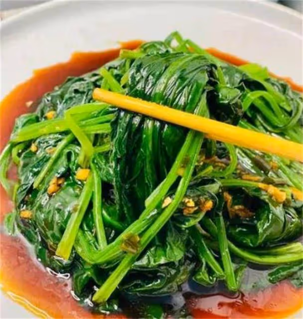 涼拌菠菜怎麼做好吃?學會關鍵的涼拌訣竅,做出不輸飯店的涼菜