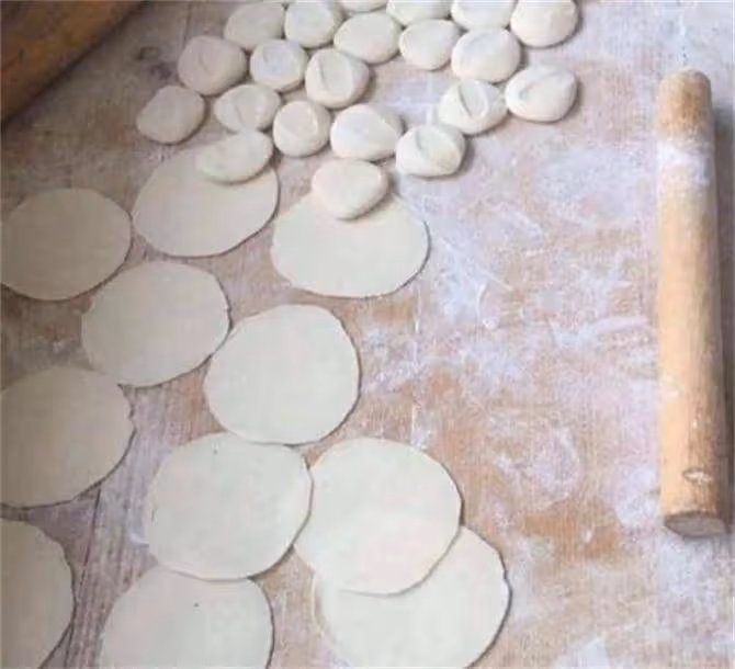 包餃子麵皮很重要,10年餃子店教你3個訣竅和面擀皮,勁道好吃