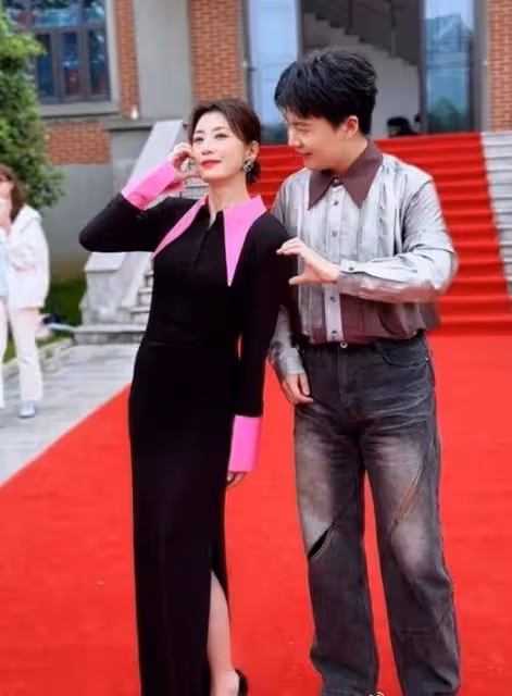 49歲凍齡女星賈靜雯美爆了！同框小21歲郭麒麟像姐弟