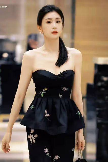49歲凍齡女星賈靜雯美爆了！同框小21歲郭麒麟像姐弟