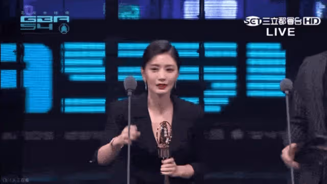 49歲凍齡女星賈靜雯美爆了！同框小21歲郭麒麟像姐弟