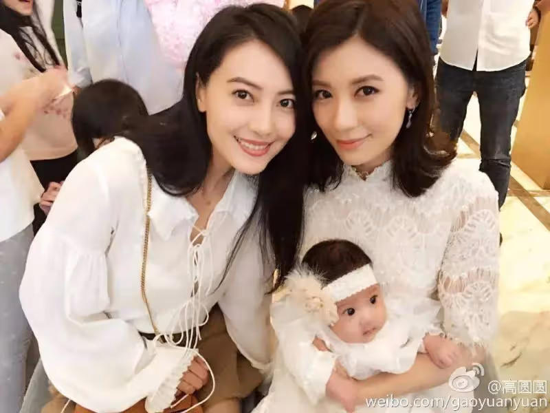 49歲凍齡女星賈靜雯美爆了！同框小21歲郭麒麟像姐弟