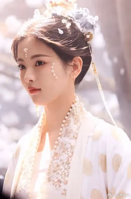楊超越吳謹言驚艷同框《墨雨雲間》兩大美女拉高了熱度