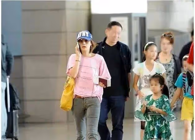 馬伊琍一家五口回上海,打扮少女比女兒搶鏡!愛馬與妹妹摟肩熱聊