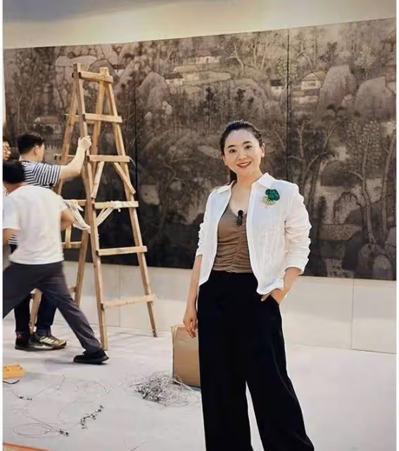 56歲王小丫現身月亮姐姐父親的畫展,與53歲的王雪純同框顯年輕