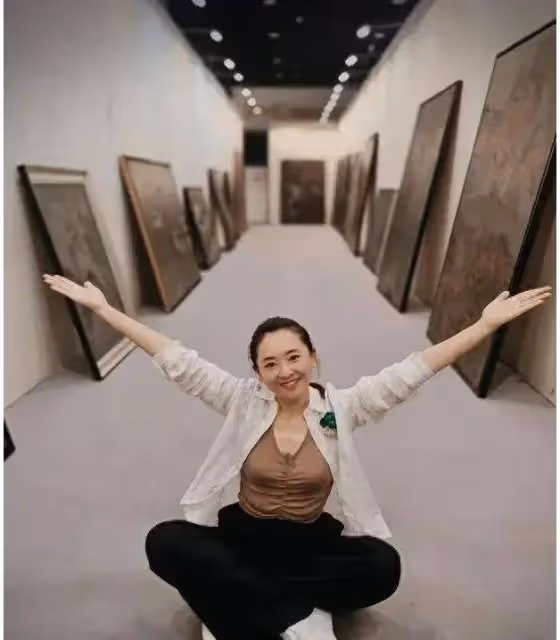 56歲王小丫現身月亮姐姐父親的畫展,與53歲的王雪純同框顯年輕
