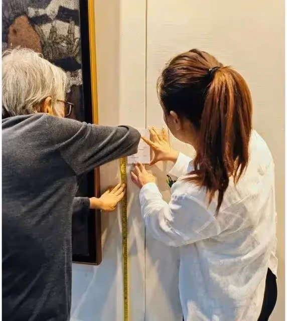 56歲王小丫現身月亮姐姐父親的畫展,與53歲的王雪純同框顯年輕