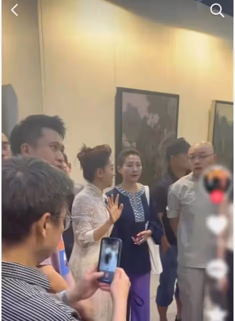 56歲王小丫現身月亮姐姐父親的畫展,與53歲的王雪純同框顯年輕