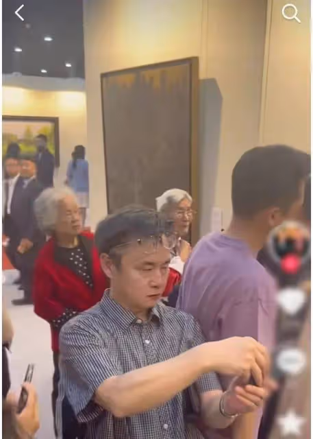 56歲王小丫現身月亮姐姐父親的畫展，與53歲的王雪純同框顯年輕
