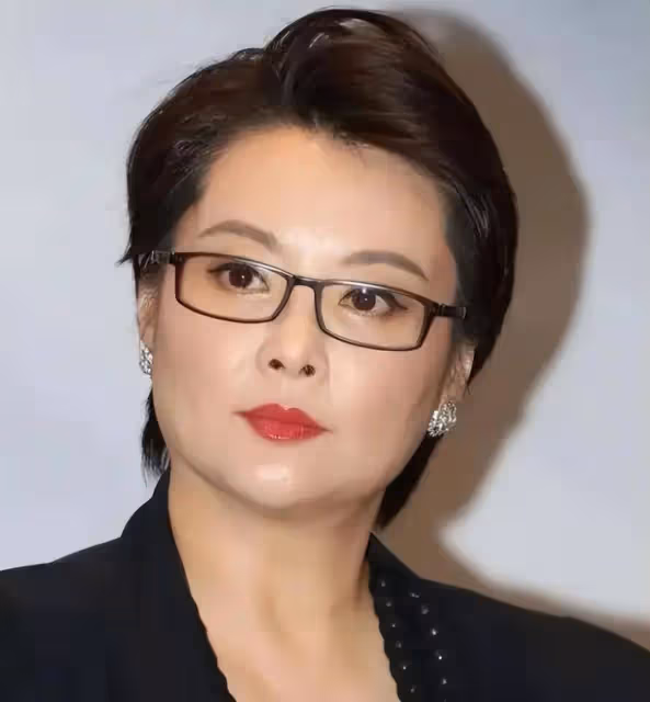 51歲袁立帶父親去醫院,圈外老公陪同衣著樸素,袁父安心臟起搏器