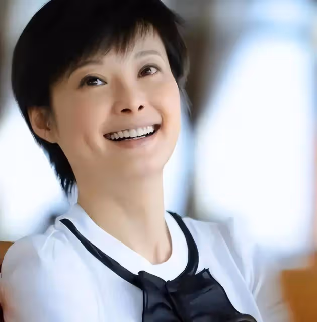 51歲袁立帶父親去醫院,圈外老公陪同衣著樸素,袁父安心臟起搏器